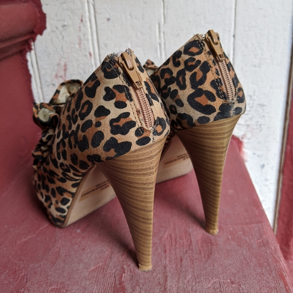 Cheetah Booties w/ Ruffles - Picture 3 of 5